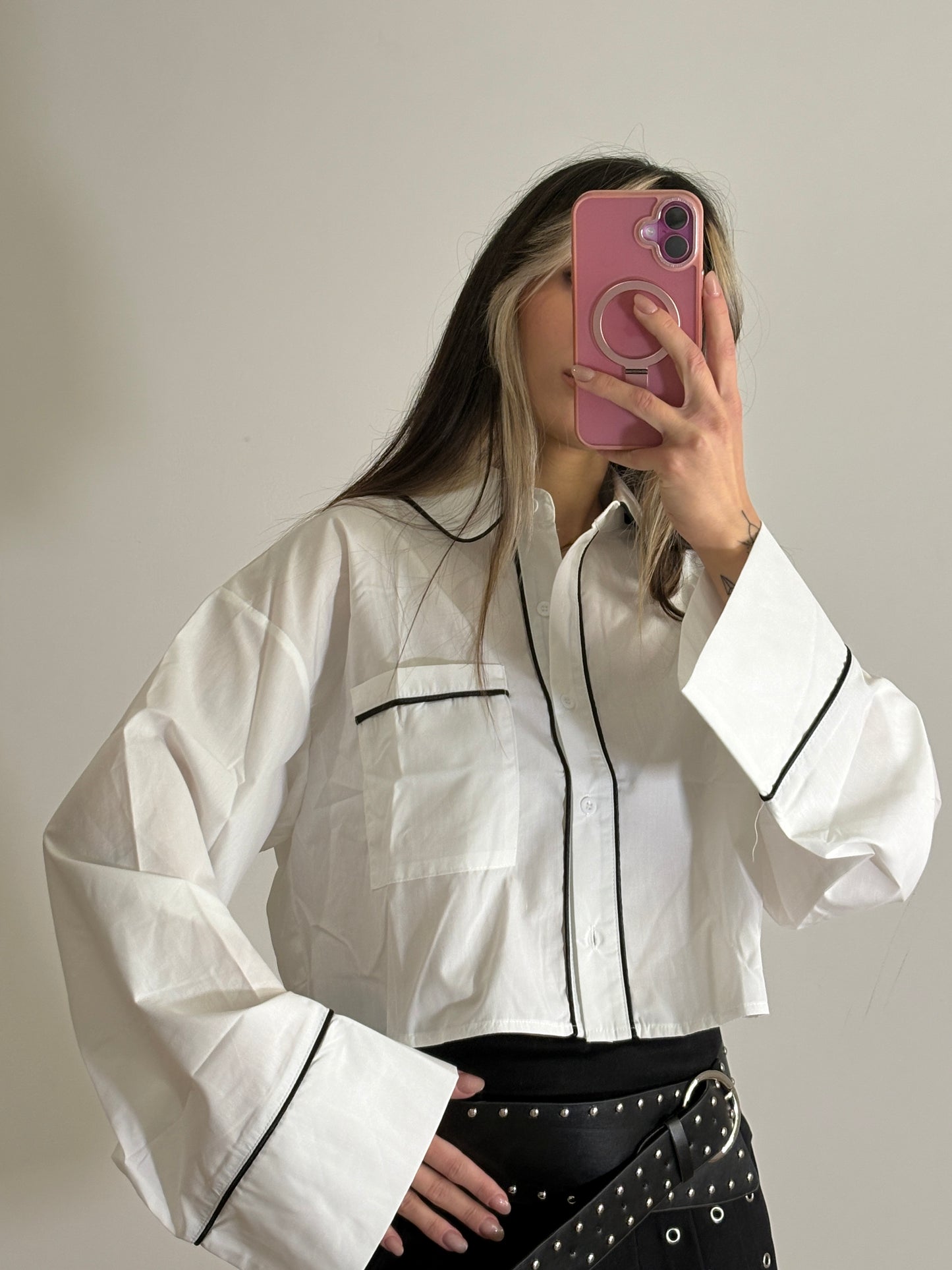 Camicia crop donna con profili a contrasto
