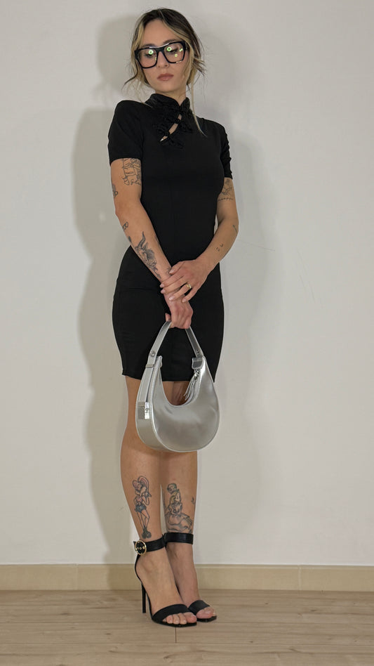 Vestito corto aderente stile orientale con dettagli ricamati – Nero/Rosa