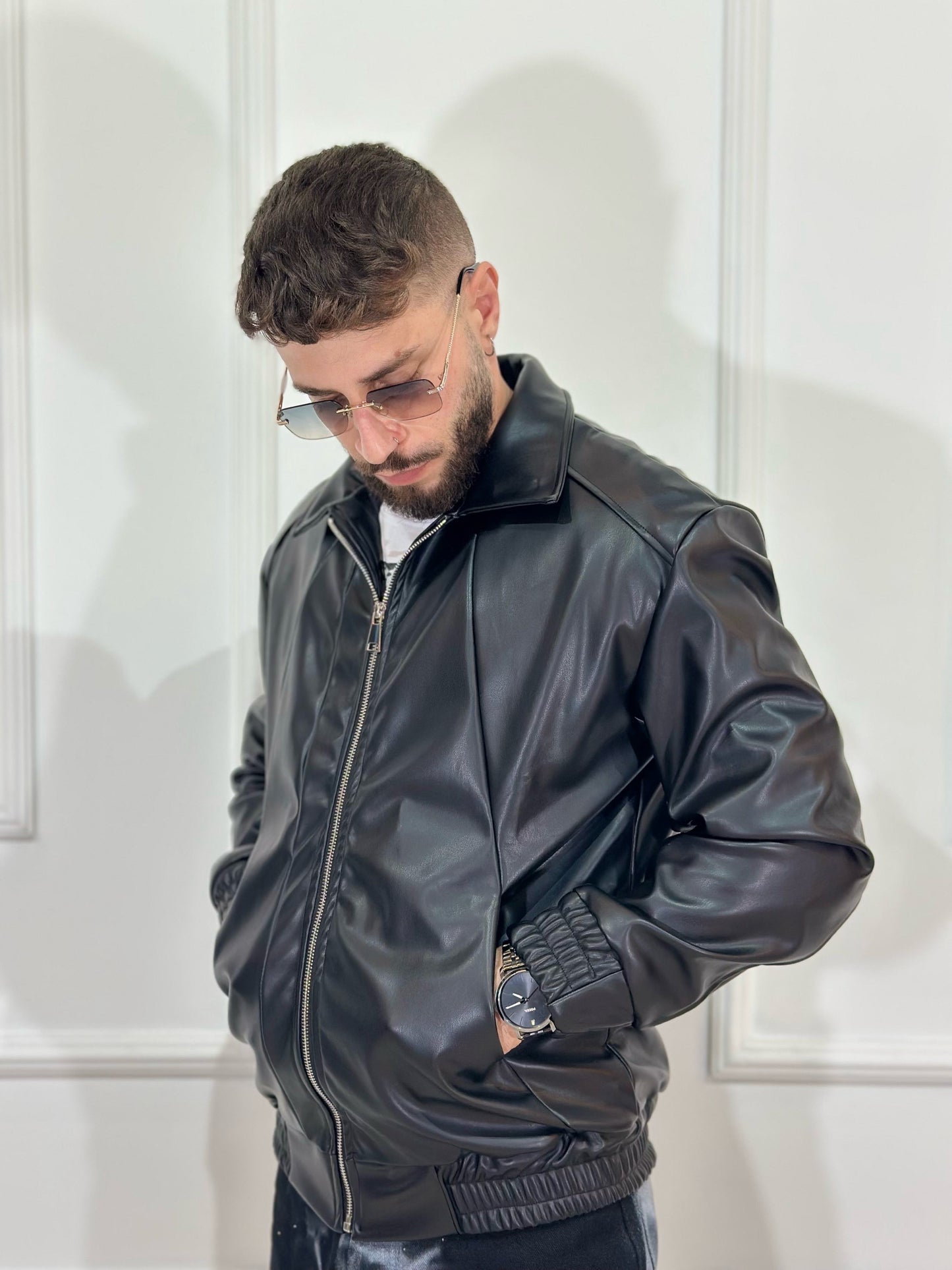 Giubbino Nero in Ecopelle Premium – Zip Frontale e Design Moderno